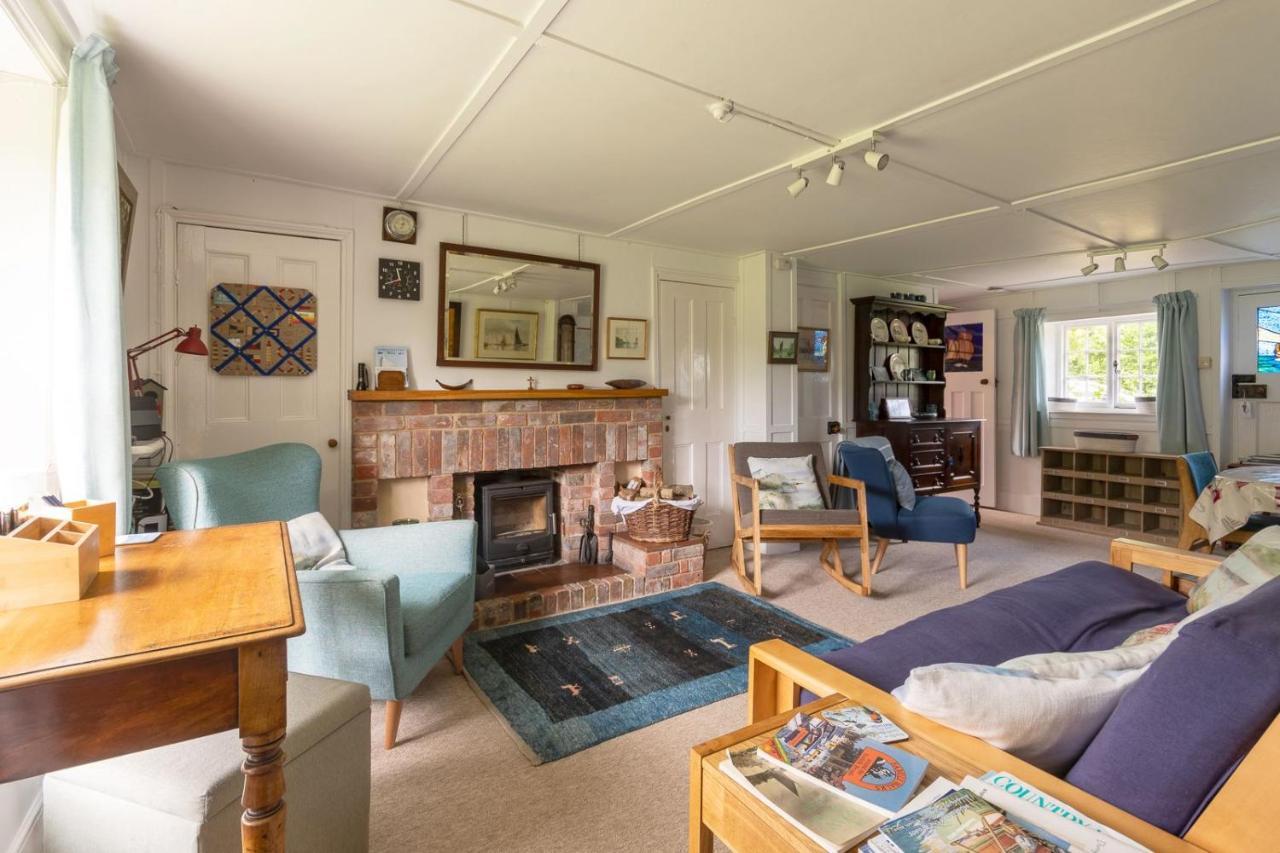 Adorable Two Bed Norfolk Broads Holiday Home - River Views With Moorings & Fishing Stalham Bagian luar foto