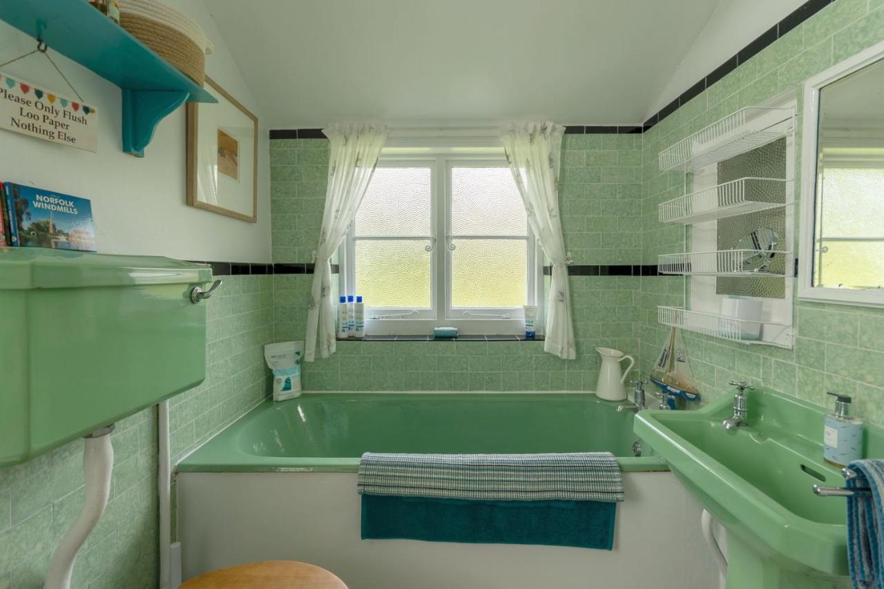 Adorable Two Bed Norfolk Broads Holiday Home - River Views With Moorings & Fishing Stalham Bagian luar foto