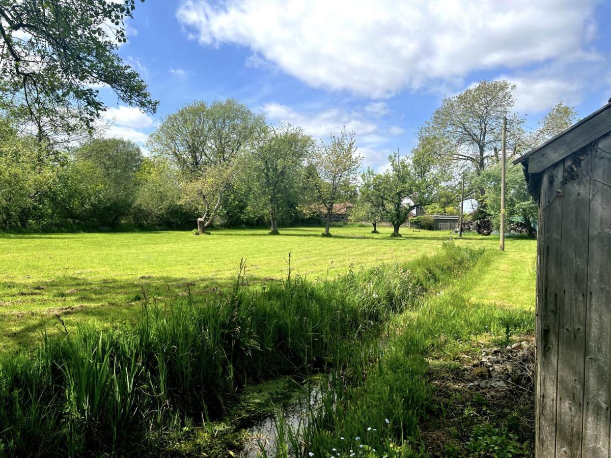 Adorable Two Bed Norfolk Broads Holiday Home - River Views With Moorings & Fishing Stalham Bagian luar foto