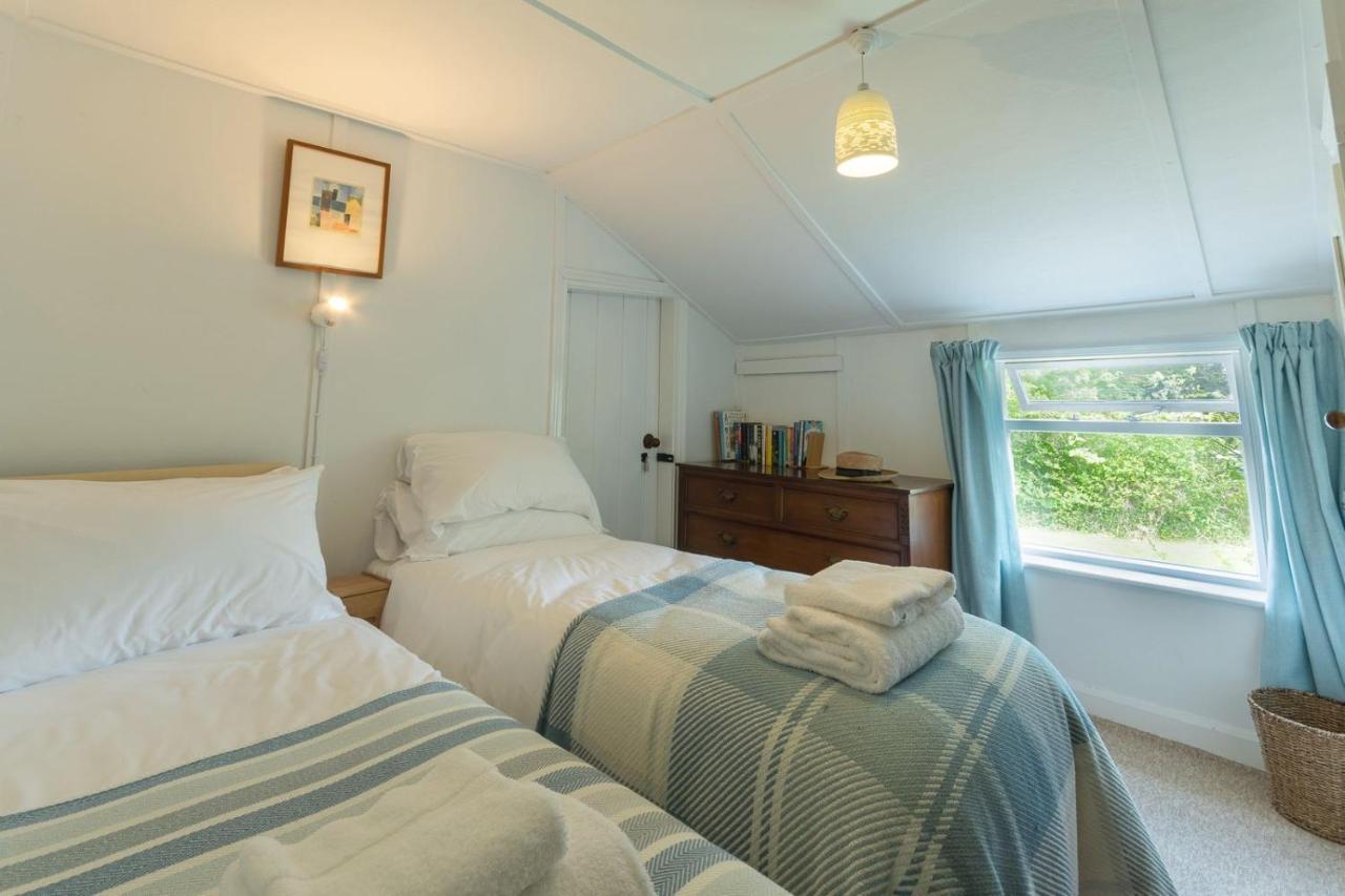 Adorable Two Bed Norfolk Broads Holiday Home - River Views With Moorings & Fishing Stalham Bagian luar foto