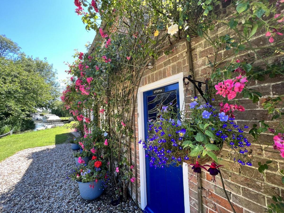 Adorable Two Bed Norfolk Broads Holiday Home - River Views With Moorings & Fishing Stalham Bagian luar foto