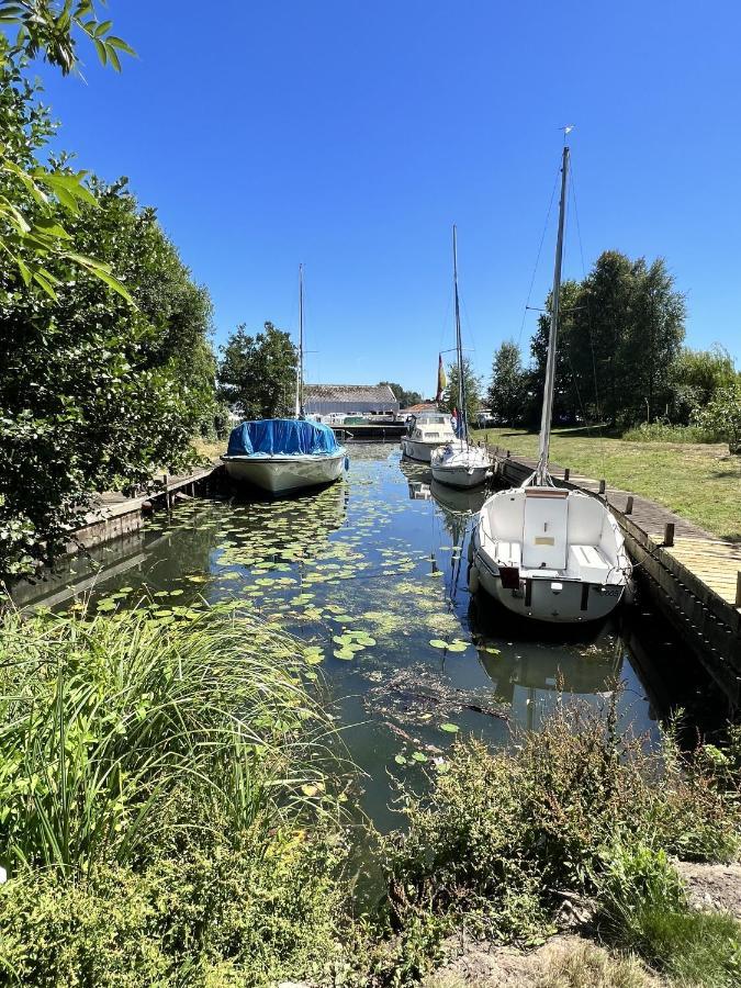 Adorable Two Bed Norfolk Broads Holiday Home - River Views With Moorings & Fishing Stalham Bagian luar foto