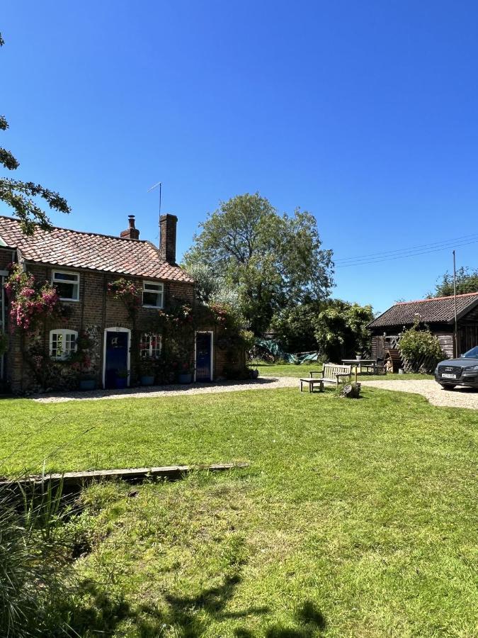 Adorable Two Bed Norfolk Broads Holiday Home - River Views With Moorings & Fishing Stalham Bagian luar foto