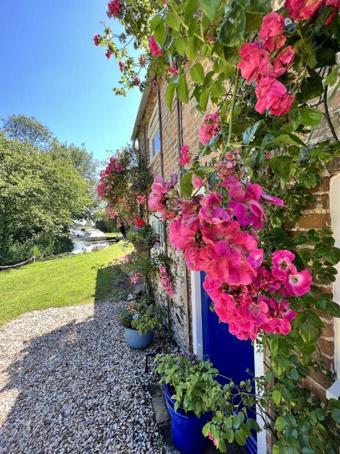 Adorable Two Bed Norfolk Broads Holiday Home - River Views With Moorings & Fishing Stalham Bagian luar foto