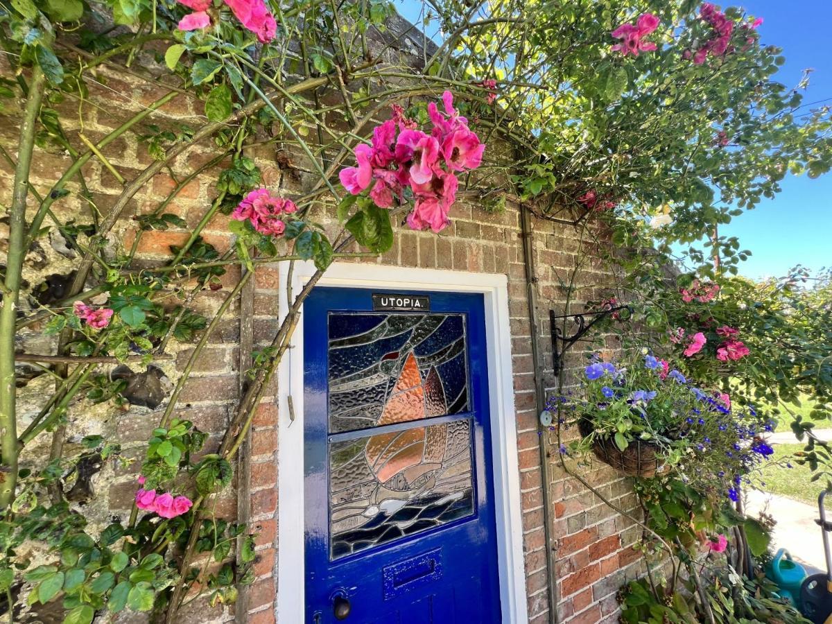 Adorable Two Bed Norfolk Broads Holiday Home - River Views With Moorings & Fishing Stalham Bagian luar foto