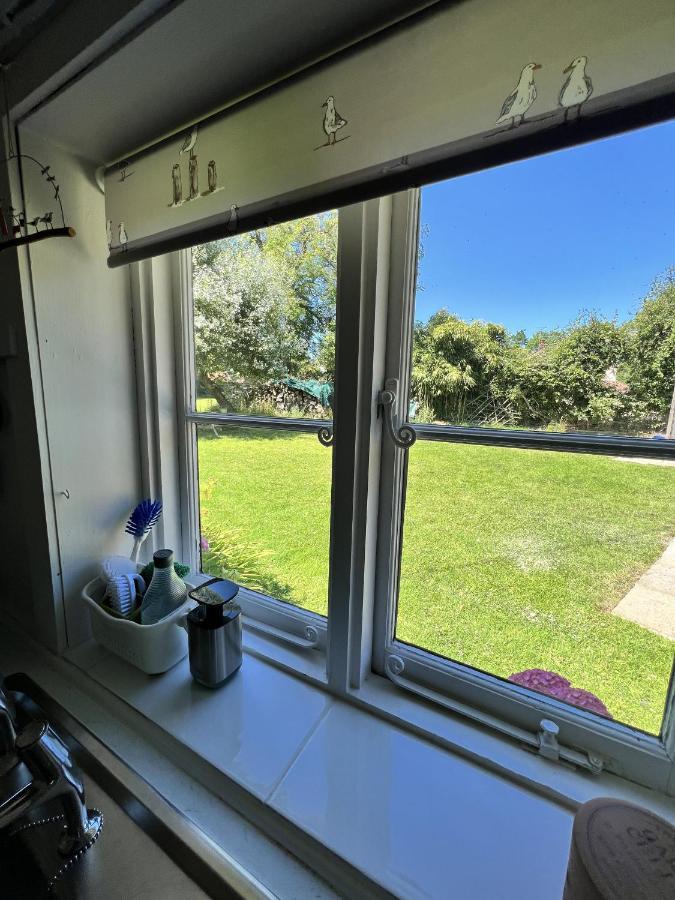 Adorable Two Bed Norfolk Broads Holiday Home - River Views With Moorings & Fishing Stalham Bagian luar foto